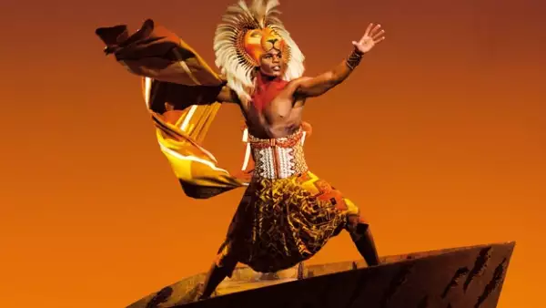 El joven actor mexicano es protagonista de la destacada puesta en escena creada en Broadway pero que se estrenará dentro de poco en Madrid.