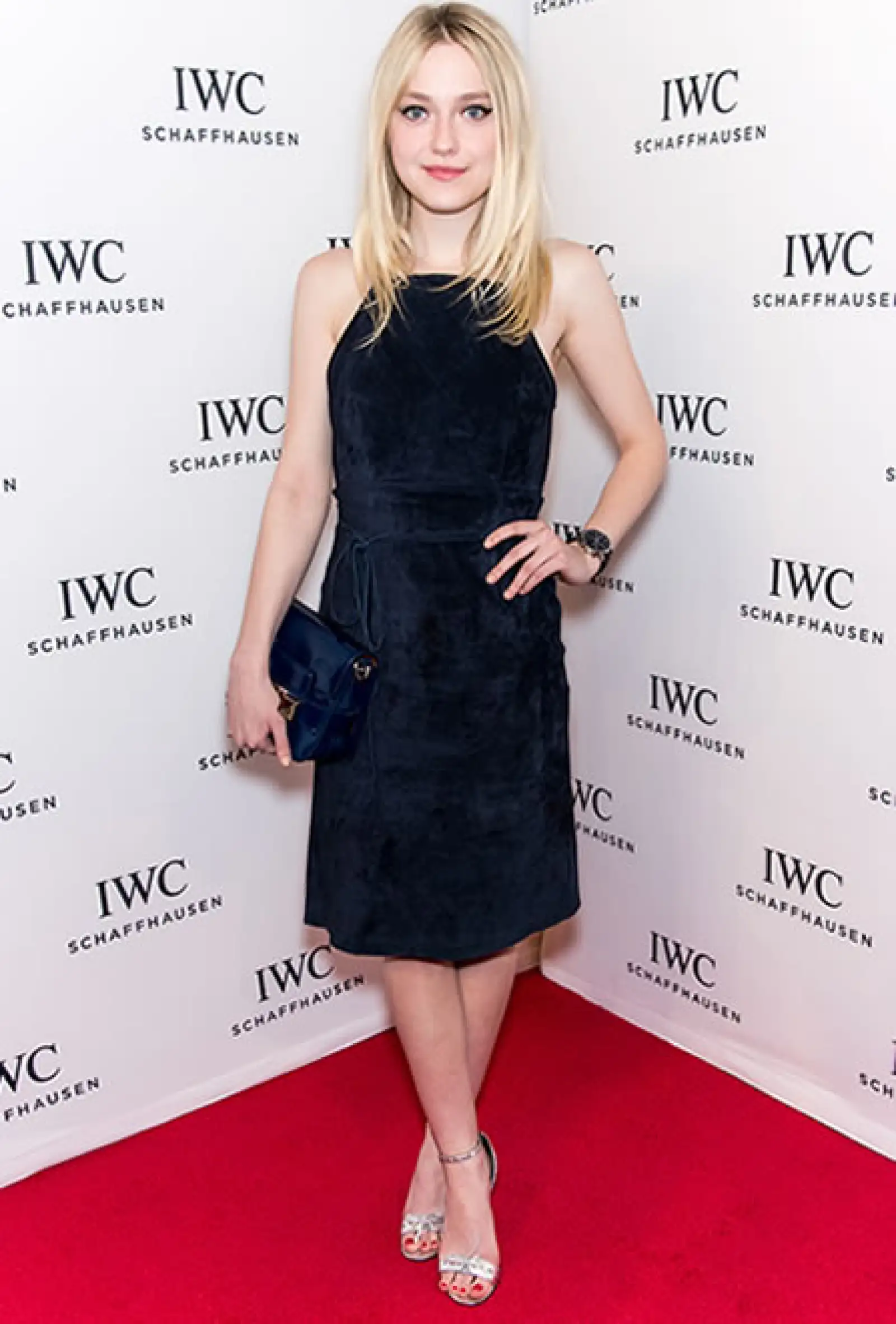 La actriz lució guapísima en la cena de For the Love of Cinema a cargo de IWC Schaffhausen en Nueva York. Llevó un vestido Theory de Spring 2015, complementándolo con un clutch Proenza Schouler. Rompió el look monocromático con sandalias plateadas.