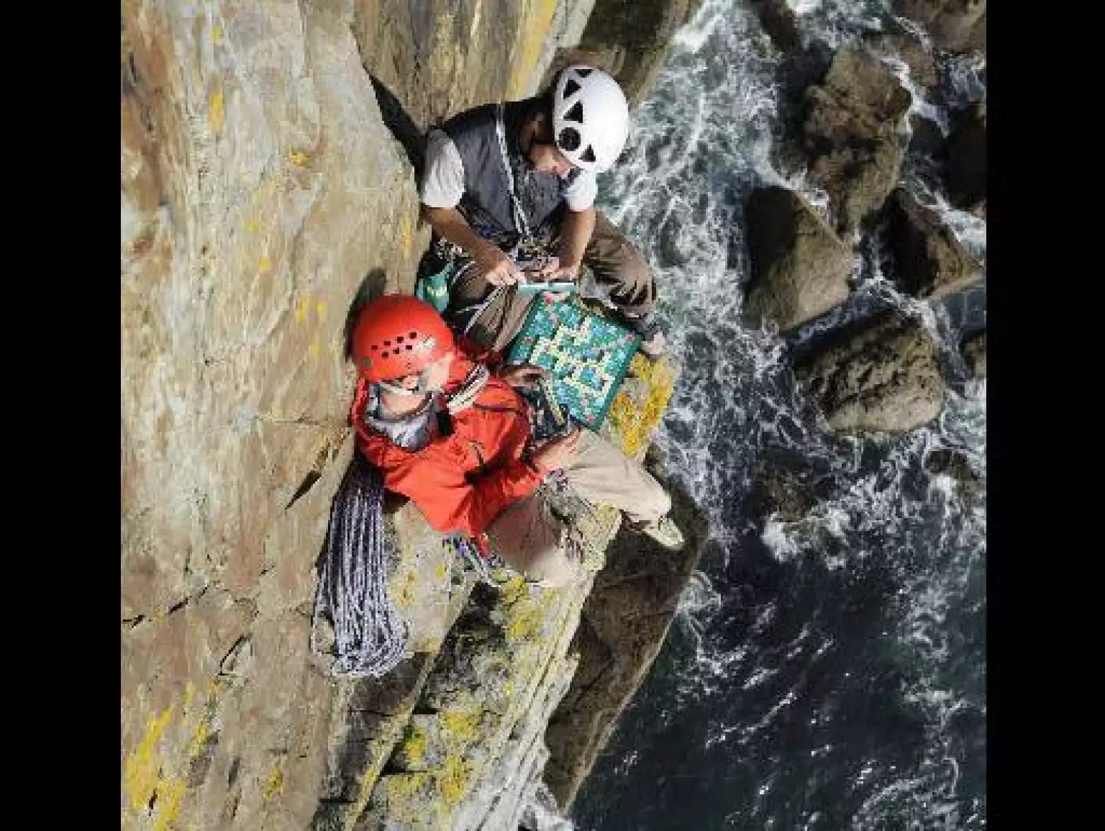 Los escaladores Jon Ratcliffe y Steve Franklin, estuvieron literalmente al límite cuando jugaron una partida de Scrabble sobre un precipicio sobre el mar en Anglesey, Gales. Estuvieron a más de 60 metros sobre el océano.