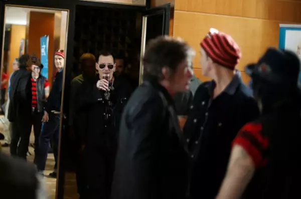 Johnny ahora no puede acercarse a Amber a menos de 100 metros.