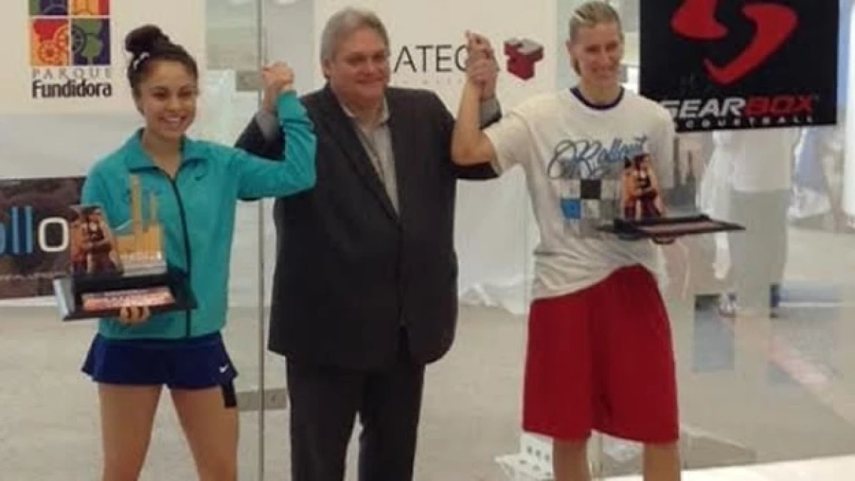 Paola Longoria (izquierda) sostiene el título de campeona este domingo en el ?Paola Longoria Invitationla?