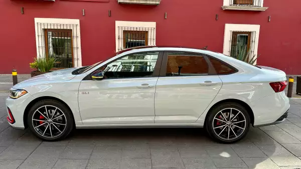 Jetta 2025 costado.jpg