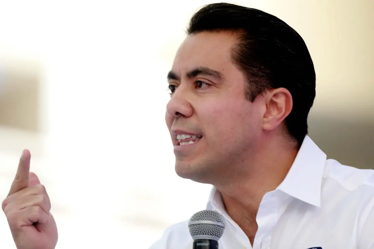 "FeliFer" Macías, alcalde del municipio de Querétaro y virtual candidato del PAN a la gubernatura del estado, habla con micrófono en mano durante un evento en octubre de 2024.