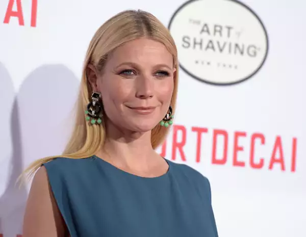 A sus 46 años, Gwyneth Paltrow es experta en aplicar gloss en los labios de manera correcta. De esta manera se ven más llenos e hidratados.