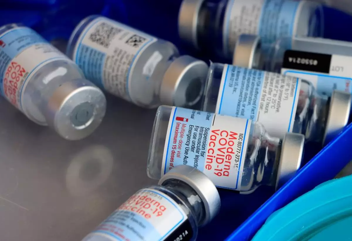 EU aprueba vacunas COVID contra omicron de Moderna y Pfizer