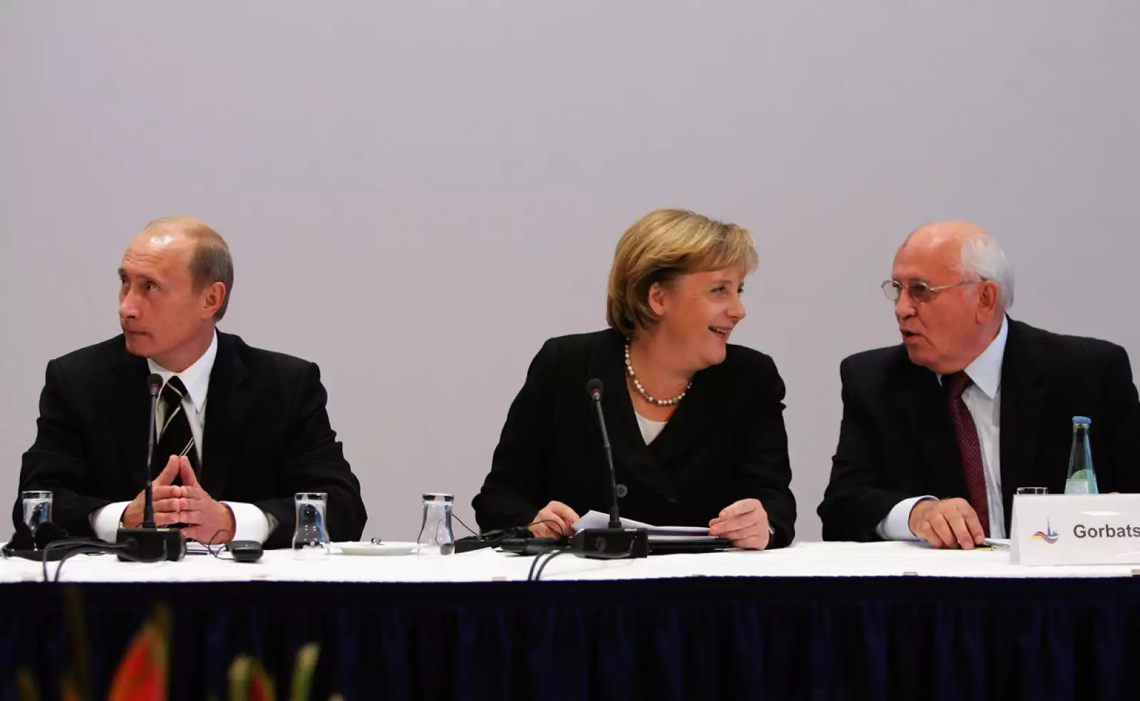 DRESDEN, ALEMANIA - 10 DE OCTUBRE: (L-R) El presidente ruso Vladimir Putin, la canciller alemana Angela Merkel y el ex presidente ruso Mikhail Gorbachev asisten a la conferencia de diálogo germano-rusa de Petersburgo el 10 de octubre de 2006 en Dresden, Alemania. Vladimir Putin se reunió antes con la canciller alemana, Angela Merkel, para conversaciones bilaterales.