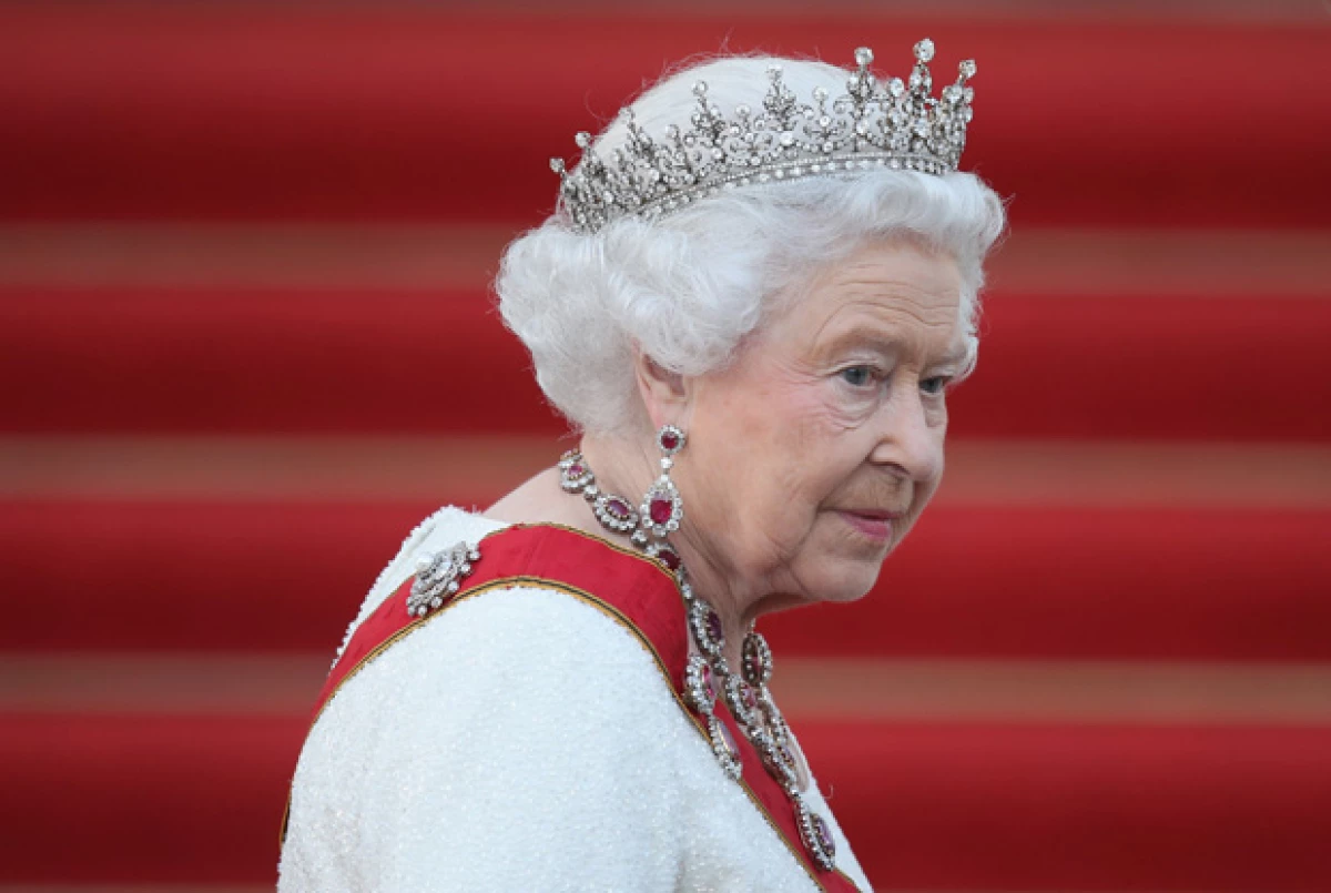 Un estudiante chino ha sido detenido a las puertas del palacio de Buckingham mientras intentaba entrar en el edificio con un cuchillo con el que, dijo, pretendía asesinar a la reina.
