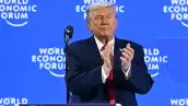 El presidente de los Estados Unidos, Donald Trump, aplaude después de su discurso especial durante la reunión anual del Foro Económico Mundial (WEF) en Davos el 21 de enero de 2026. El Foro Económico Mundial tiene lugar en Davos del 19 al 23 de enero de 2026.