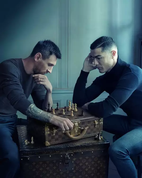 Messi-y-Ronaldo-jugando-ajedrez.jpg