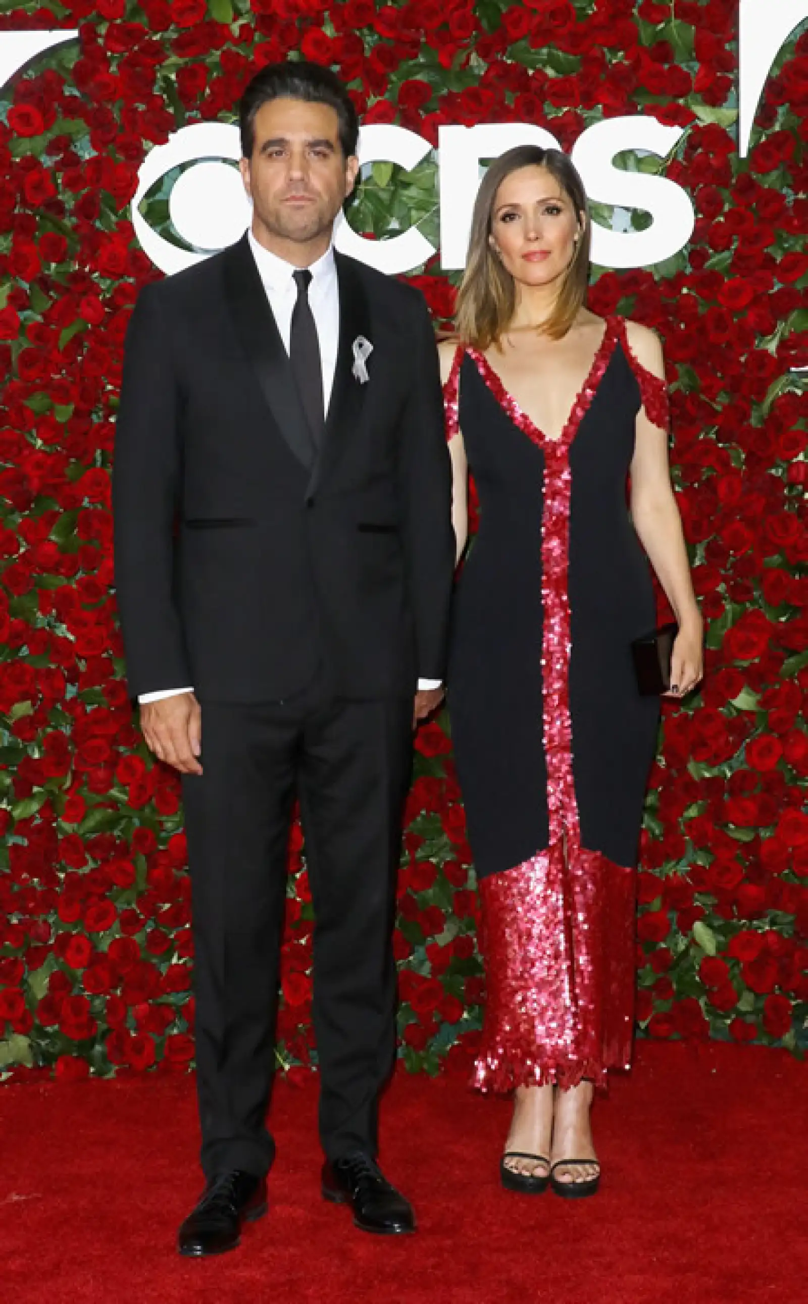 Rose Byrne en un vestido de Thakoon, joyería de Ara Vartanian y clutch de Edie Parker.