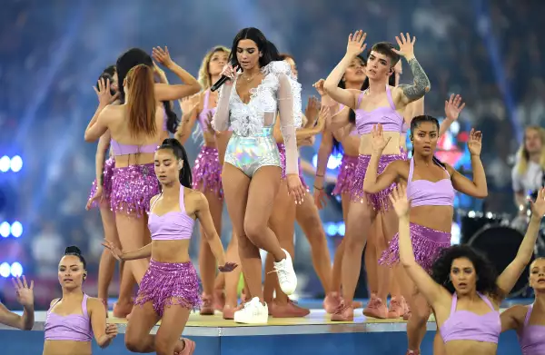 Así fue la presentación de la cantante inglesa durante la final Champions League