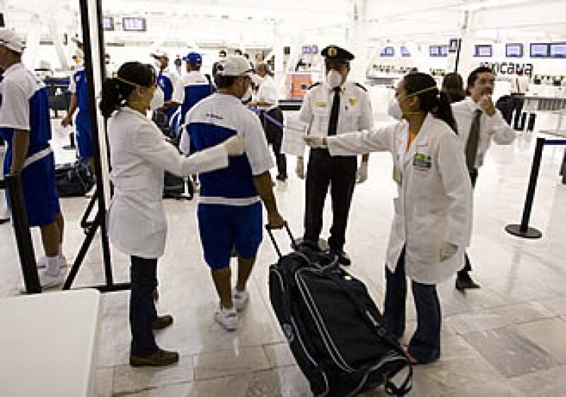 El brote de influenza ocasionó la reducción de pasajeros en los aeropuertos durante junio. (Foto: Notimex)