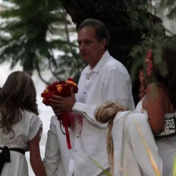 Aunque Kate del Castillo no salió a hablar con los medios, tuvimos un detalle de su atuendo: el ramo.