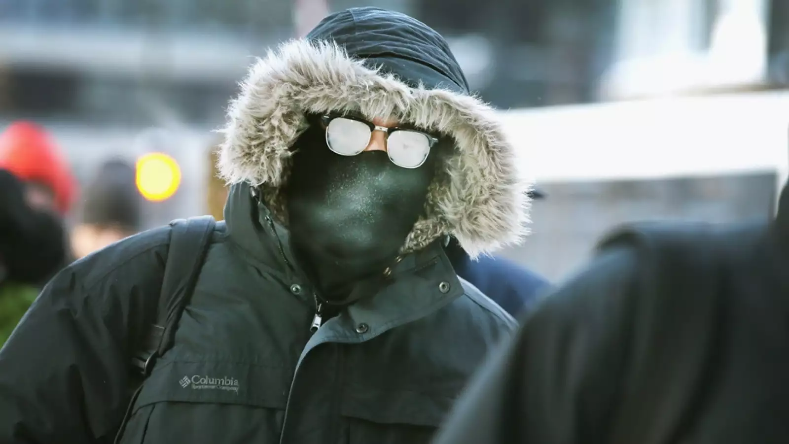 viajero camina a temperaturas bajo cero