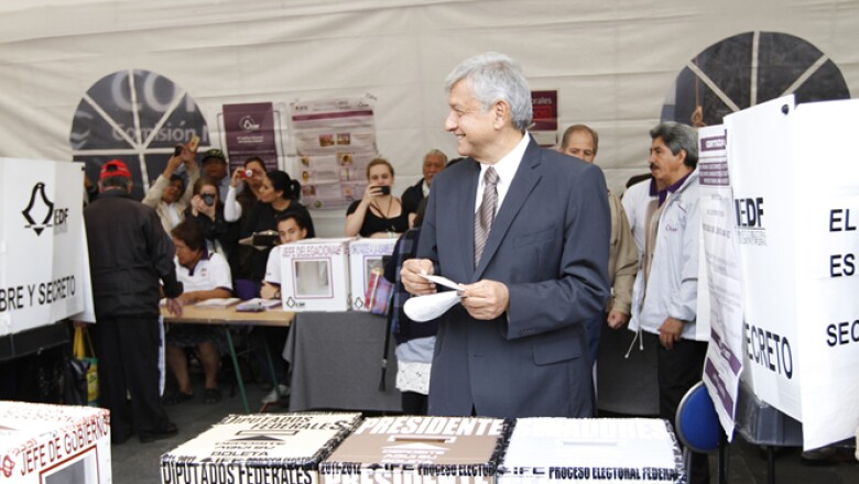 Andrés Manuel López Obrador, candidato a la presidencial del PRD, Partido del Trabajo (PT) y Movimiento Ciudadano, llegó a las 8:00 horas a la casilla número 359, ubicada en la sede central de la Comisión Nacional del Agua.