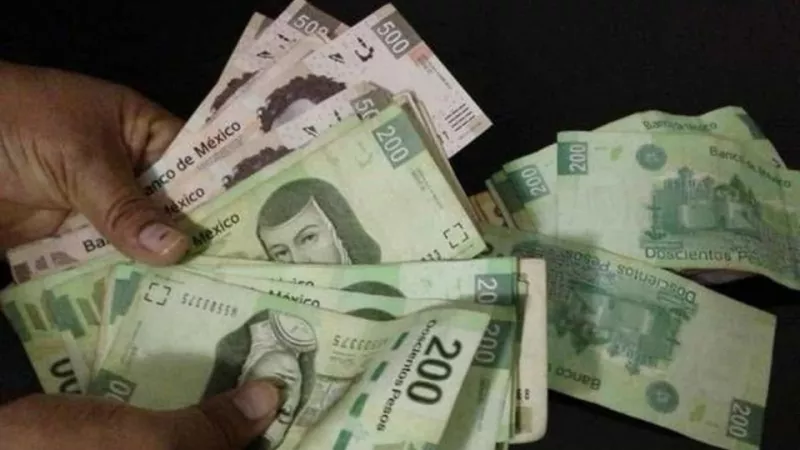 persona contando pago de trabajo en día festivo 2021