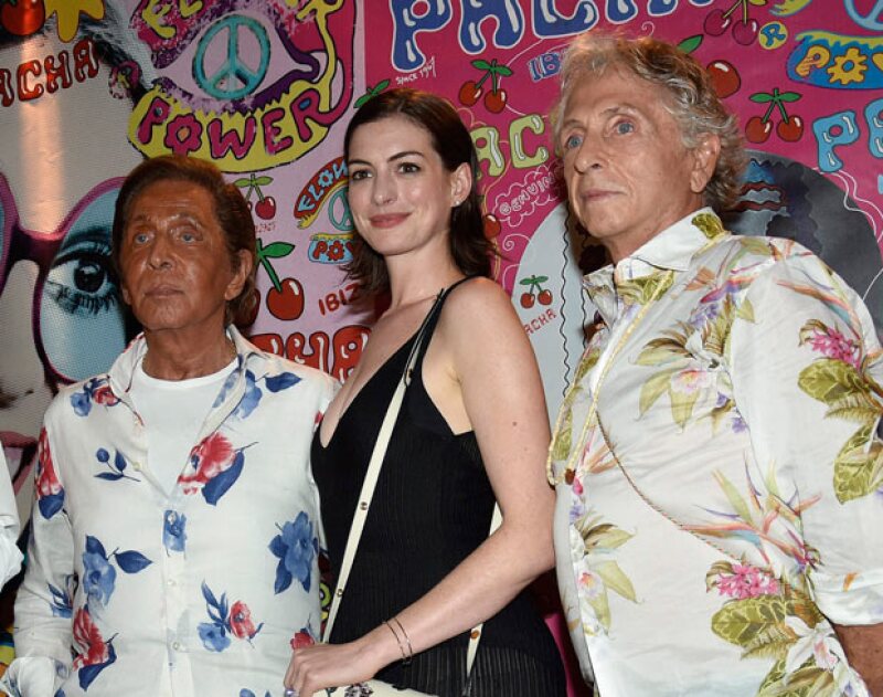 Al parecer el exitoso diseñador de modas no alcanzó a medir el tono de su bronceado, pues durante un evento en Ibiza su cara se vio más naranja que nunca.