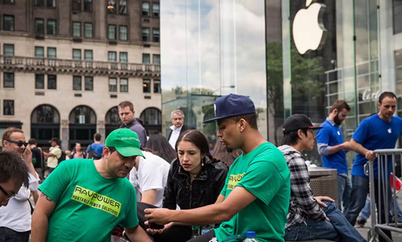 En la icónica Apple Store de Nueva York esperaban ansiosos por el iPhone 6.