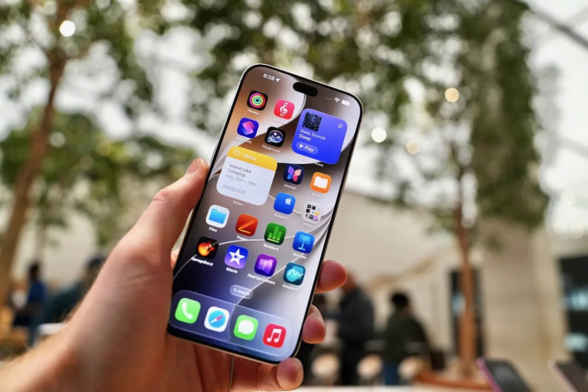 Imagen de una pantalla del nuevo iPhone 18 Pro mostrando la interfaz principal en donde se activa Siri AI.