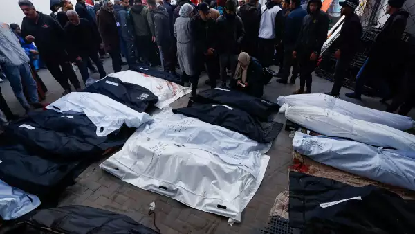 Los dolientes reaccionan junto a los cuerpos de los palestinos muertos en ataques israelíes, en medio del conflicto en curso entre Israel y el grupo islamista palestino Hamas, en el hospital Abu Yousef Al-Najjar, en Rafah, en el sur de la Franja de Gaza, el 12 de febrero de 2024.