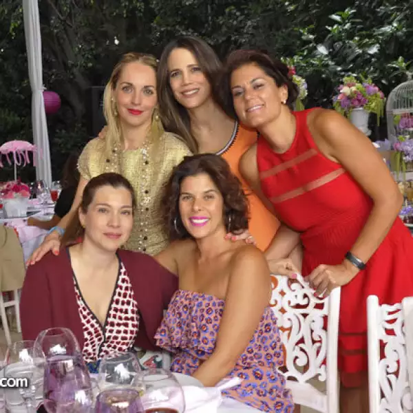 Ana Cecilia Maiz,Raquel Juan Marcos,Alejandra Díaz. Al frente,Ana Bárbara Caballero y Tete Ramírez