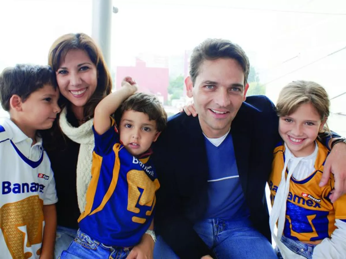 Mari Gely y Juan Camilo acudieron recientemente a un partido de los Pumas acompañados por sus hijos: Juan Camilo, Iván y María de los Ángeles.