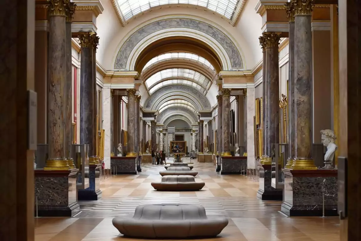 Ala Denon del Louvre en París tras una fuga de agua que afectó un techo histórico.