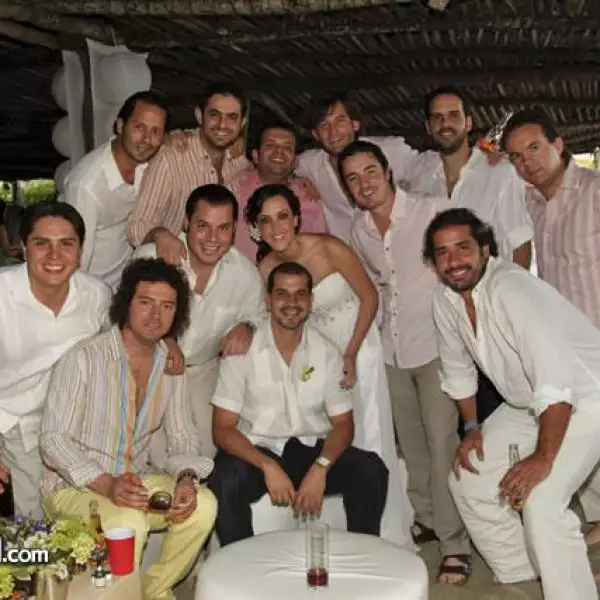 Iván Gutiérrez,Ana Paula Aranda con los amigos del novio