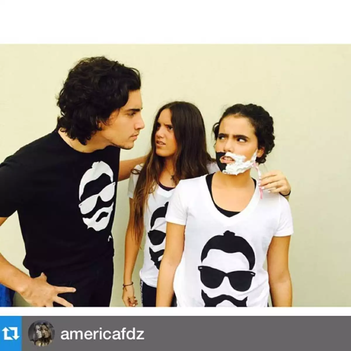 Incluso sus hijos bromearon al ser ellos quienes afeitarían a su papá.