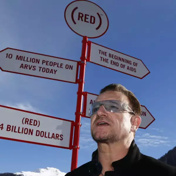 Cantante y cofundador de (RED), posa delante de un cartel durante una sesión fotográfica en el Foro Económico Mundial (WEF) en Davos.