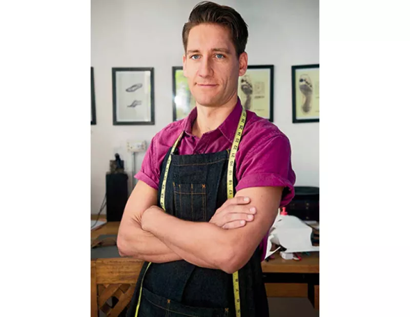 El argentino renunció a su carrera en el mundo de las finanzas para mudarse a México y convertirse en un zapatero artesanal.