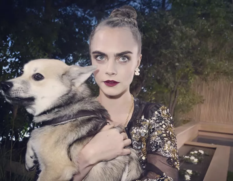 La ex modelo convertida a actriz posó para la nueva campaña de lentes de Chanel. ¿Será que extraña las pasarelas o fue algo que hizo para su amigo Karl Lagerfeld?