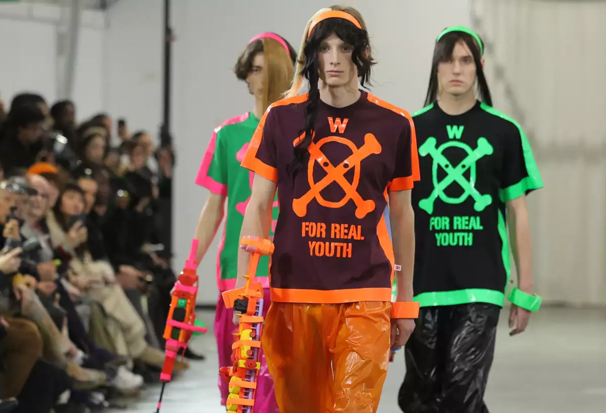 Con toques punk, Anderson reinventa los clásicos de Dior en la Semana de la Moda masculina de París