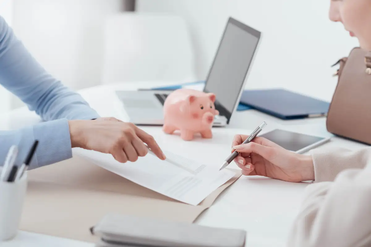 Mujer firma contraro de fondo de ahorro para el retiro