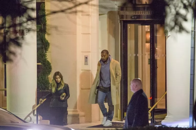 Se dice que la pareja ha aprovechado su estancia en Francia con motivo del Paris Fashion Week para visitar algunos exclusivos lugares donde podrían casarse.