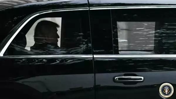 El presidente de los Estados Unidos, Donald Trump, viaja en su caravana mientras parte después de una visita al Centro Médico Militar Nacional Walter Reed en Bethesda, Maryland, el 26 de mayo de 2026. Donald Trump está programado para tener sus evaluaciones dentales y médicas anuales, dijo la Casa Blanca