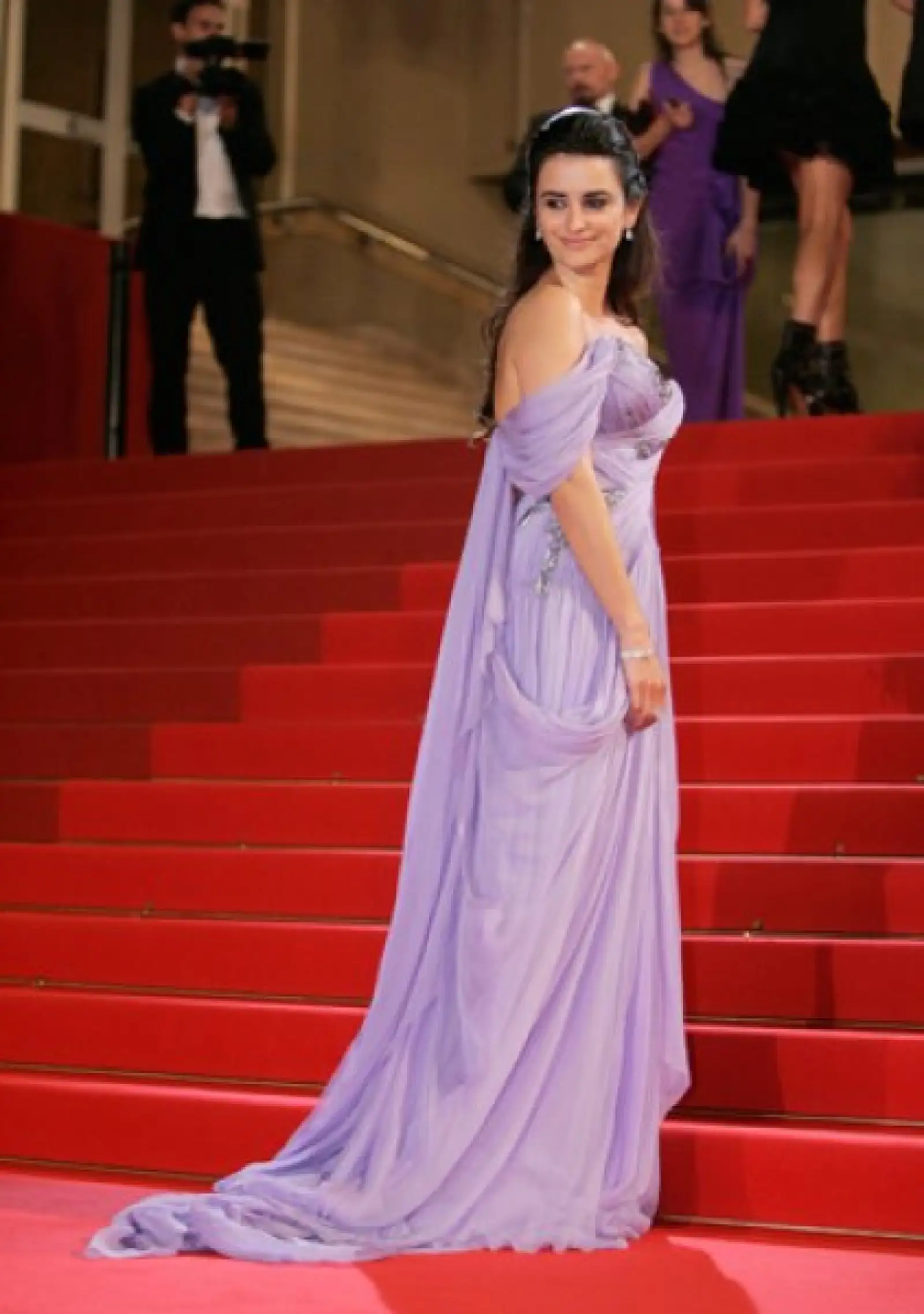 Penélope Cruz lució muy guapa con este vestido estrapless en color lila para la presentación de la película "Los Abrazos Rotos".