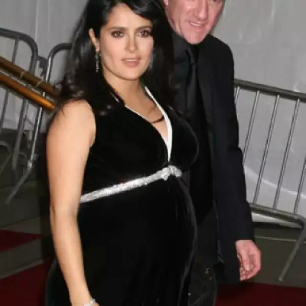 En marzo de 2007 la pareja anunció su compromiso y el embarazo de la actriz mexicana, días después fueron fotografiados juntos, Salma lució claras señas de su maternidad.