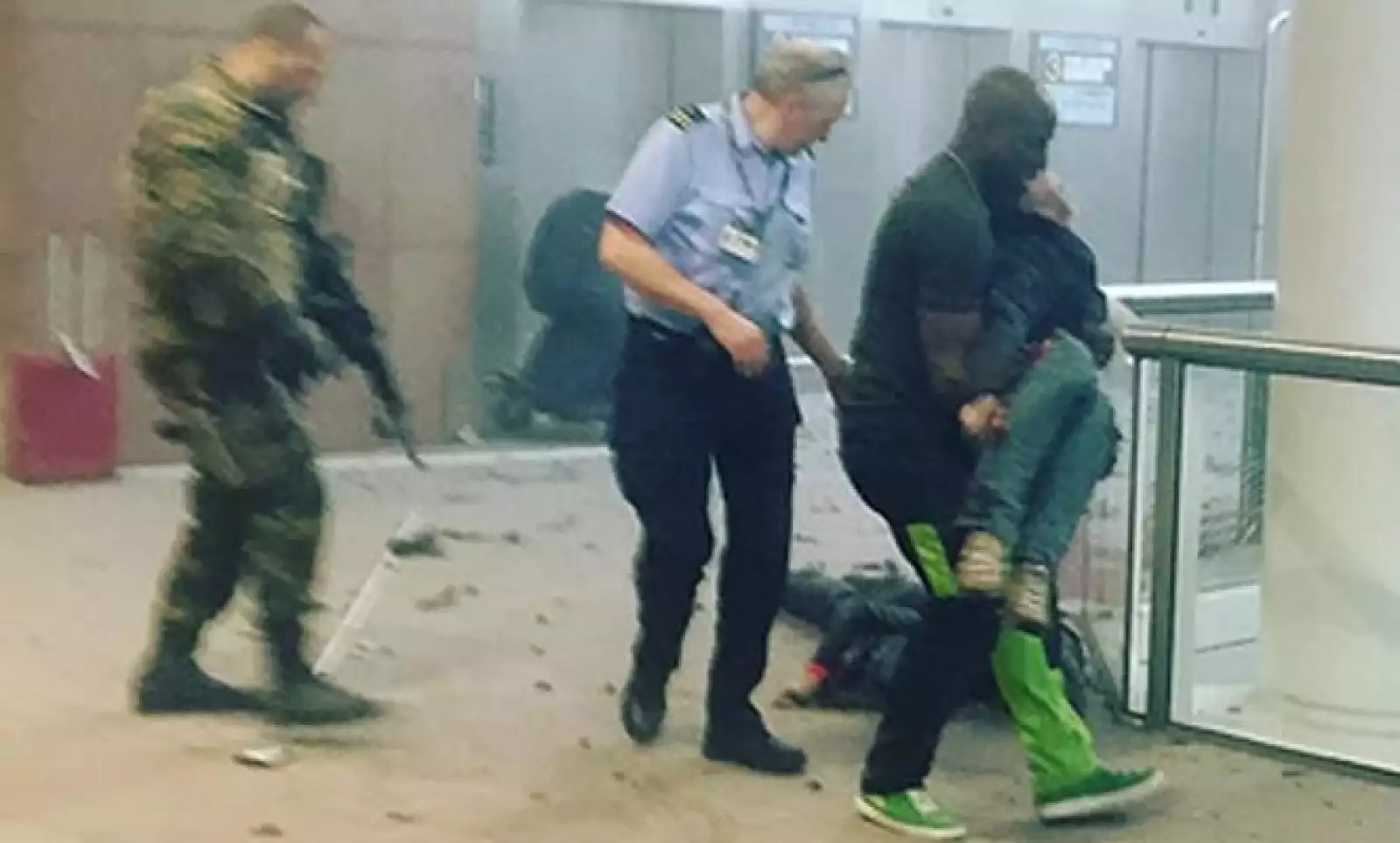 Al menos una de las explosiones en el aeropuerto fue causada por un atacante suicida, según autoridades.