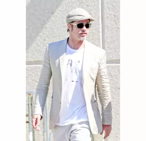 El look jetsetero de Brad consistió en un traje beige, la camiseta, así como un par de tenis blancos y una boina. Un estilo muy ligero para viajar.