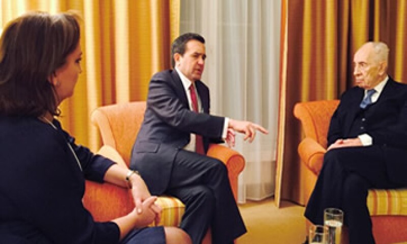El secretario de Economía, Idelfonso Guajardo, también se reunió con Shimon Peres, expresidente de Israel, durante su visita a Davos. (Foto: Reuters )