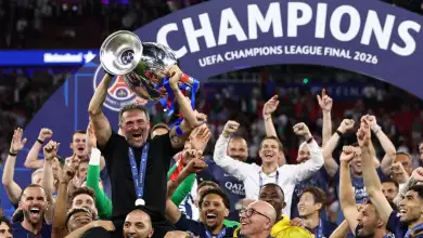 El entrenador español del Paris Saint-Germain, Luis Enrique, levanta el trofeo mientras celebra con sus jugadores después de ganar el partido final de fútbol de la Liga de Campeones de la UEFA entre el Paris Saint-Germain (PSG) y el Arsenal FC en el Puskas Arena de Budapest el 30 de mayo de 2026.