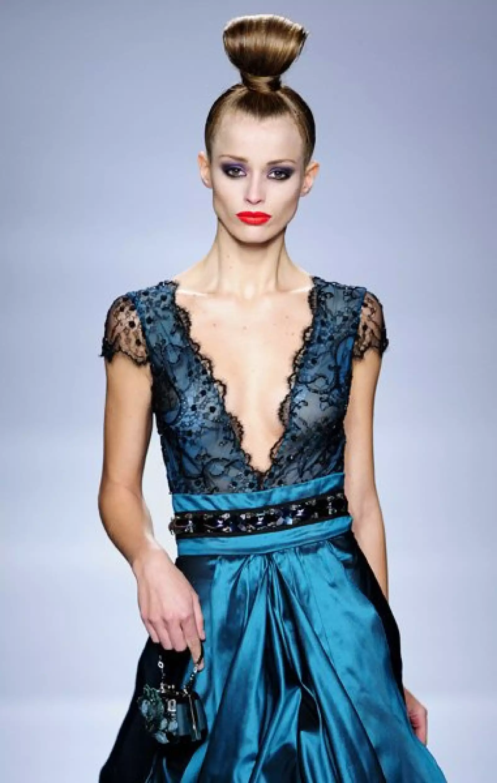 Se vale jugar con el color, este modelo es de la colección de Javier Larrainzar.