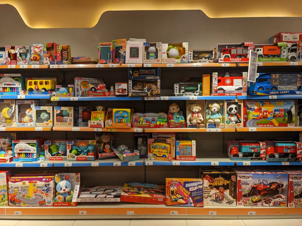 “Este año van a ser menos juguetes": Santa y los Reyes recorren tiendas y mercados en busca de regalos baratos