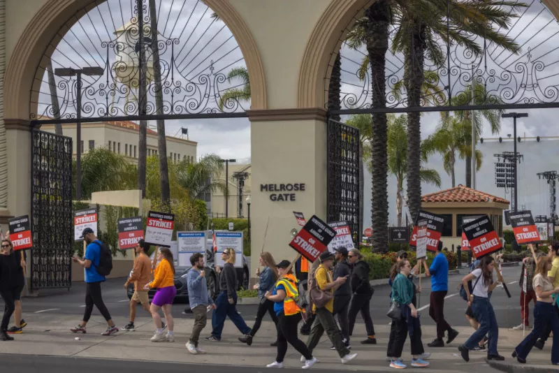 Un paro de escritores a las puertas de los estudios de Paramount Pictures en mayo de 2023, mes en el que estalló la huelga. 