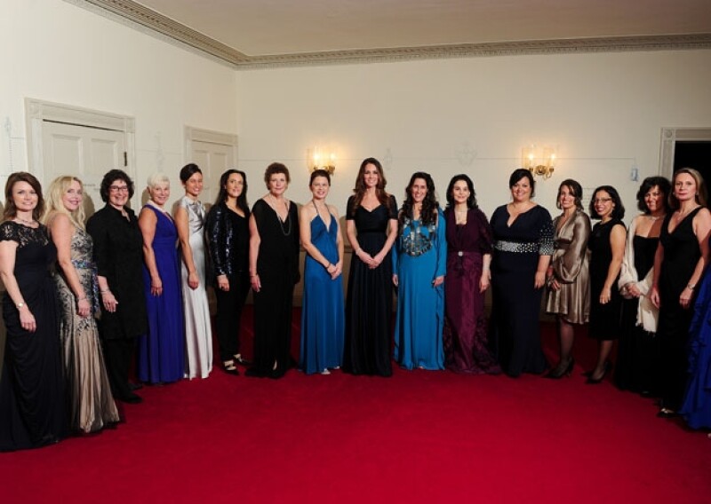 Kate acompañada de las mujeres de la organización, así como de su directora. Todas muy elegantes.