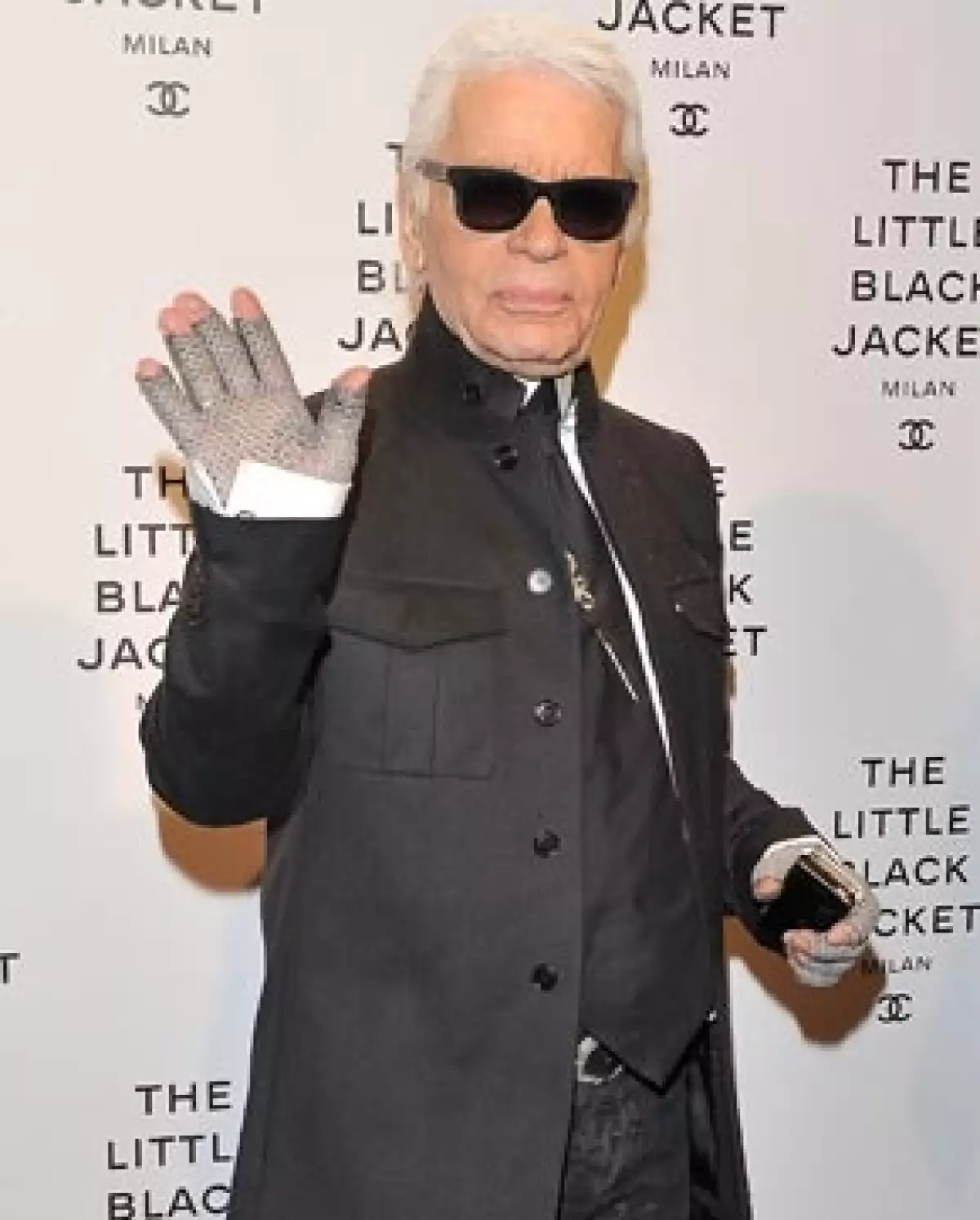 El diseñador Roberto Cavalli criticó de manera tajante al director creativo de Chanel, por usar atuendos estrafalarios.