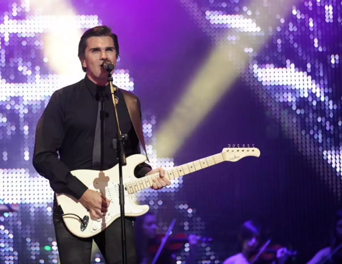 El guapo intérprete se presentó exitosamente en el Palacio de los Deportes de España, en donde realizó un dueto con Miguel Bosé.