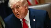 El presidente de los Estados Unidos, Donald Trump, habla durante una reunión del gabinete en la Sala del Gabinete de la Casa Blanca en Washington, DC, el 27 de mayo de 2026.