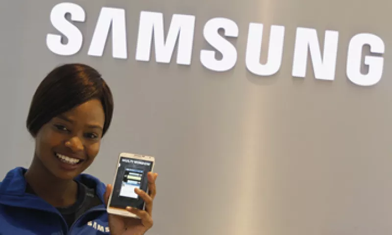 Samsung se vio beneficiada por sus productos más baratos y no por sus móviles más sofisticados, dijo IDC. (Foto: Reuters)